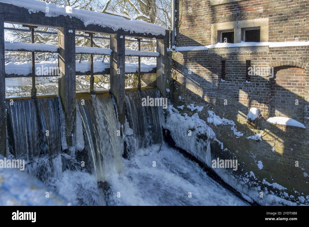 Weir à un moulin à eau, hiver, Muensterland, Rhénanie du Nord-Westphalie, Allemagne, Europe Banque D'Images