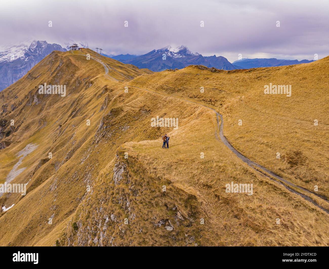Un couple se tient sur un chemin de colline avec une vue imprenable sur la montagne, Alpen Tower, Suisse, Europe Banque D'Images