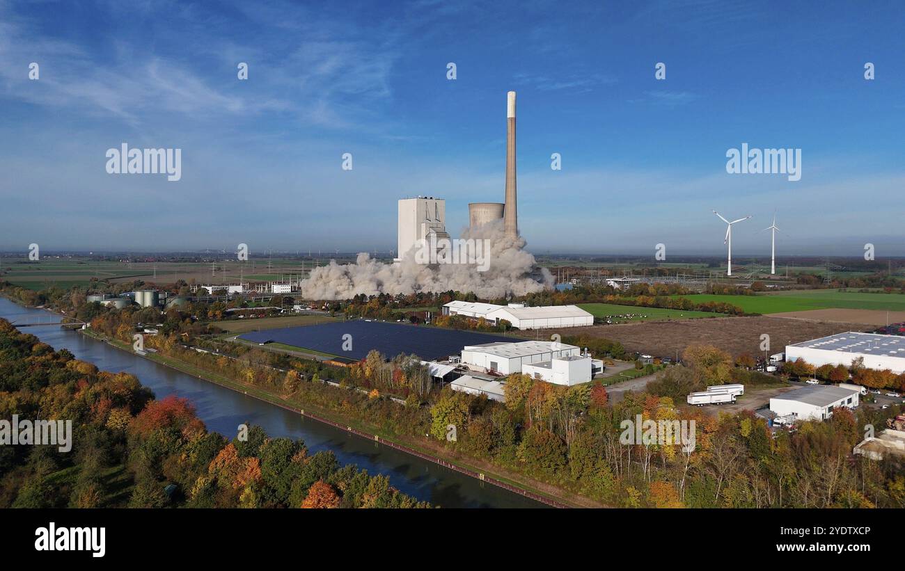 Démolition d'une cheminée avec nuage de fumée, entourée de paysages d'automne et d'éoliennes, dynamitage des silos à cendres, centrale au charbon de Mehrum, Banque D'Images