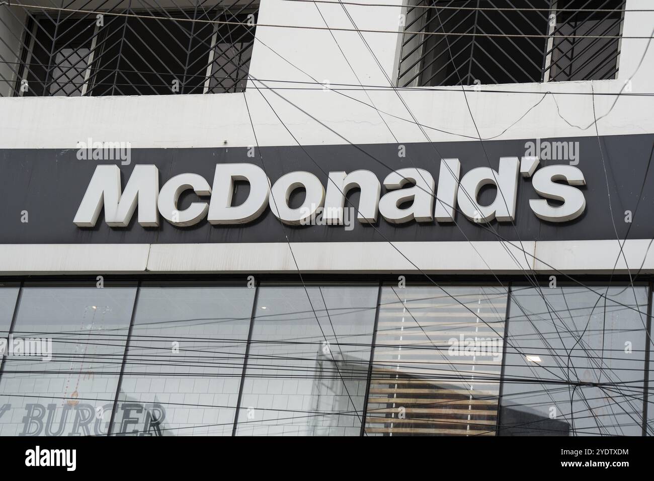 Une enseigne McDonald's devant un restaurant McDonald's le 26 octobre 2024 à Guwahati, en Inde. Les récents problèmes de sécurité alimentaire de McDonald's ont entraîné une baisse des stocks de 5 % Banque D'Images