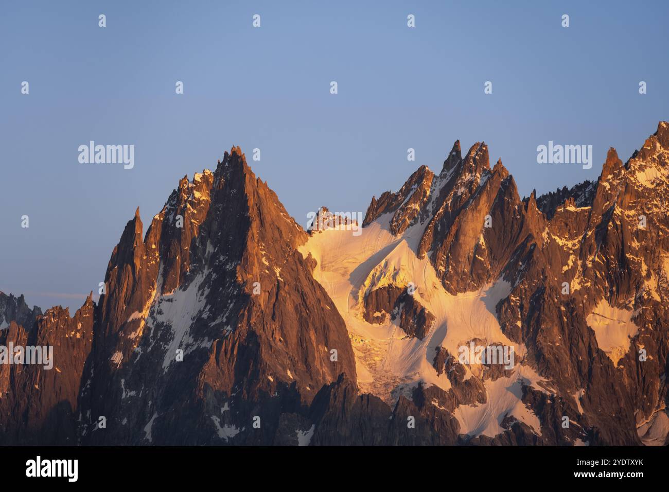 Sommets pointus rocheux au coucher du soleil, alpenglow, aiguille du Plan, massif du Mont Blanc, Chamonix, France, Europe Banque D'Images