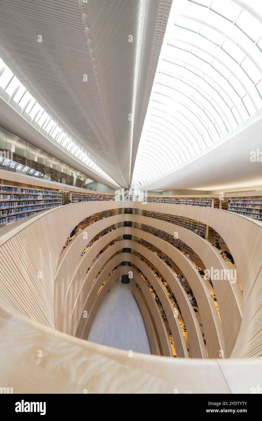 Grande bibliothèque moderne avec une architecture en forme de spirale et un toit de verre lumineux, Bibliothèque de droit de l'Université, Zurich, Suisse, Europe Banque D'Images