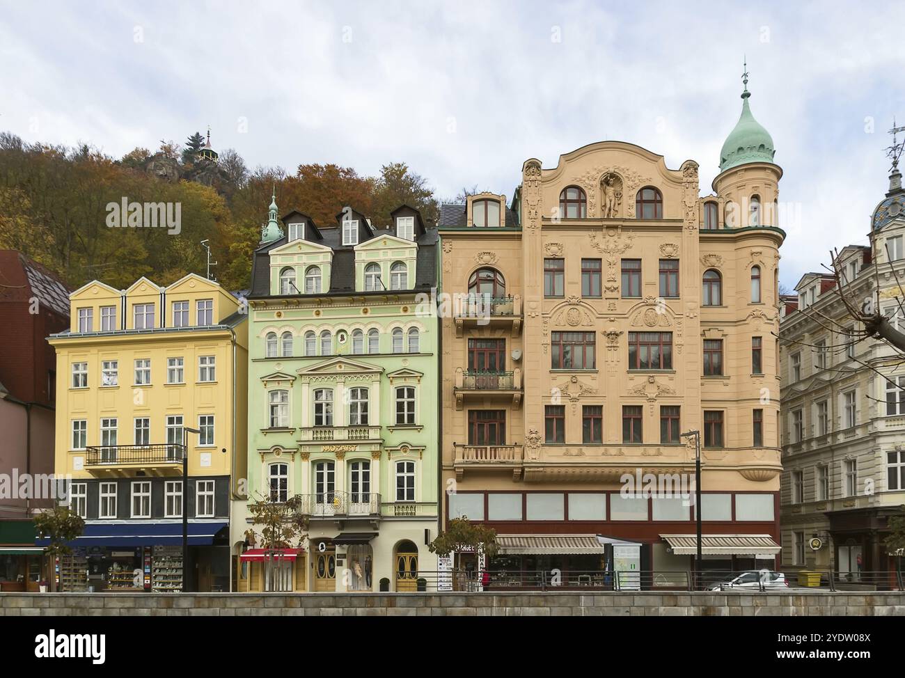 Maisons sur le remblai de la rivière Tepla à Karlovy Vary Banque D'Images