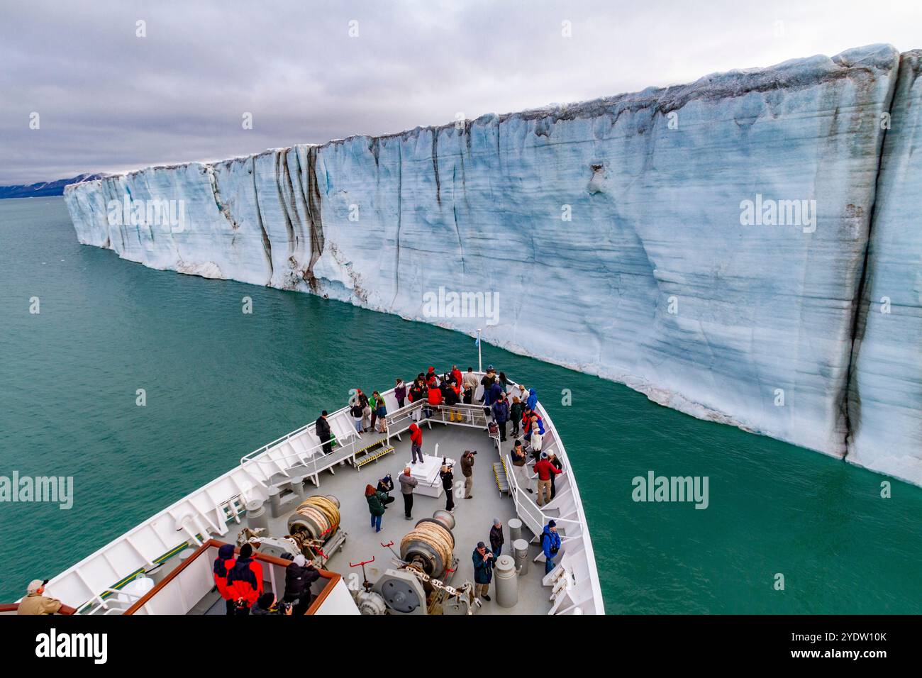 Le navire d'expédition Lindblad National Geographic Explorer près d'un glacier dans l'archipel du Svalbard, Norvège, Arctique, Europe Banque D'Images