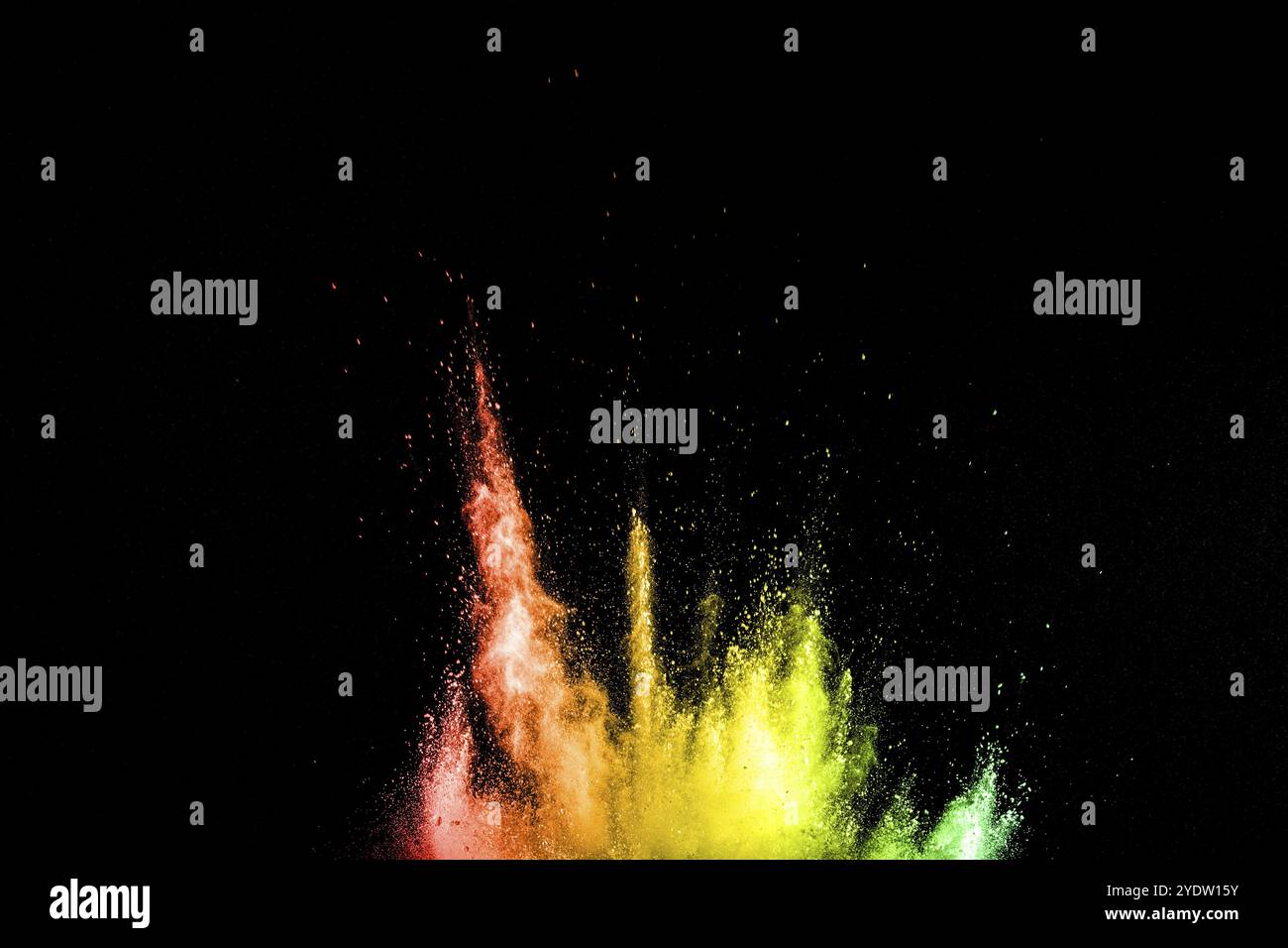 Explosion colorée pour Happy Holi poudre. Arrière-plan abstrait de particules de couleur éclatent ou éclaboussent Banque D'Images