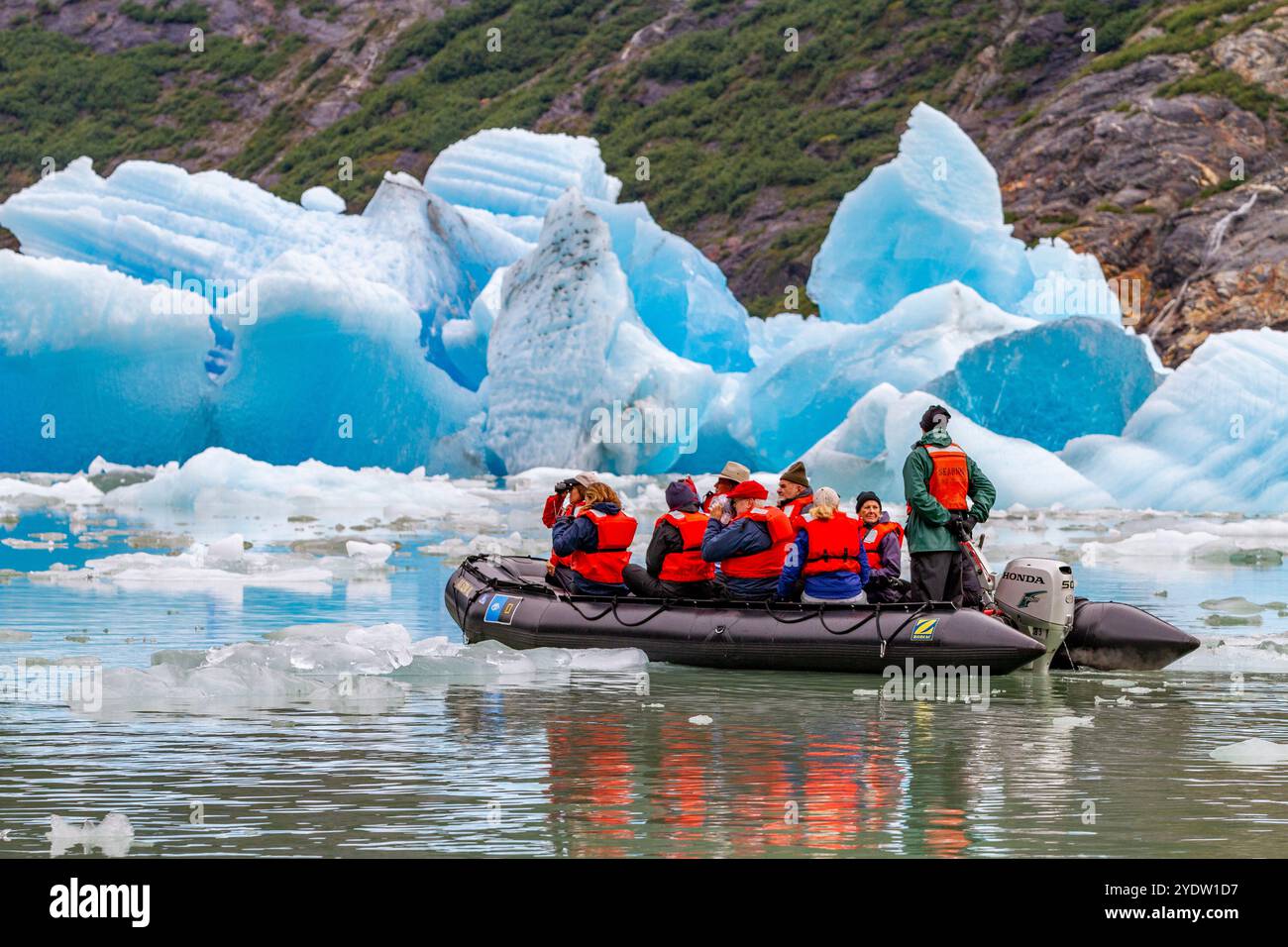 Les invités des expéditions Lindblad expéditions expédient le National Geographic Sea Bird pendant les opérations de Zodiac à Tracy Arm, dans le sud-est de l'Alaska Banque D'Images