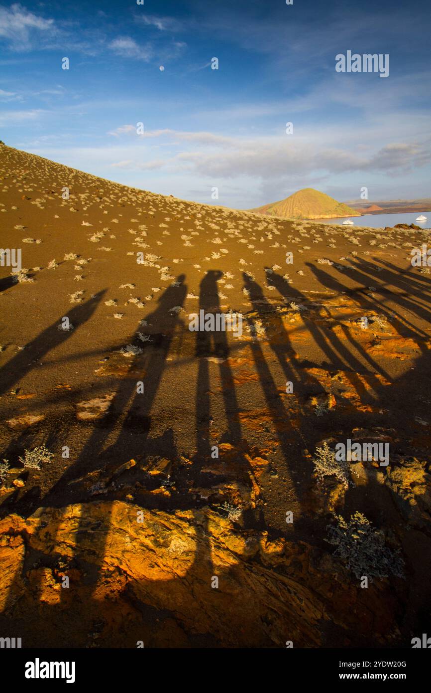 Ombres humaines sur la formation de lave et les formes rocheuses sur l'île de Bartolome dans les îles Galapagos, site du patrimoine mondial de l'UNESCO, Équateur Banque D'Images