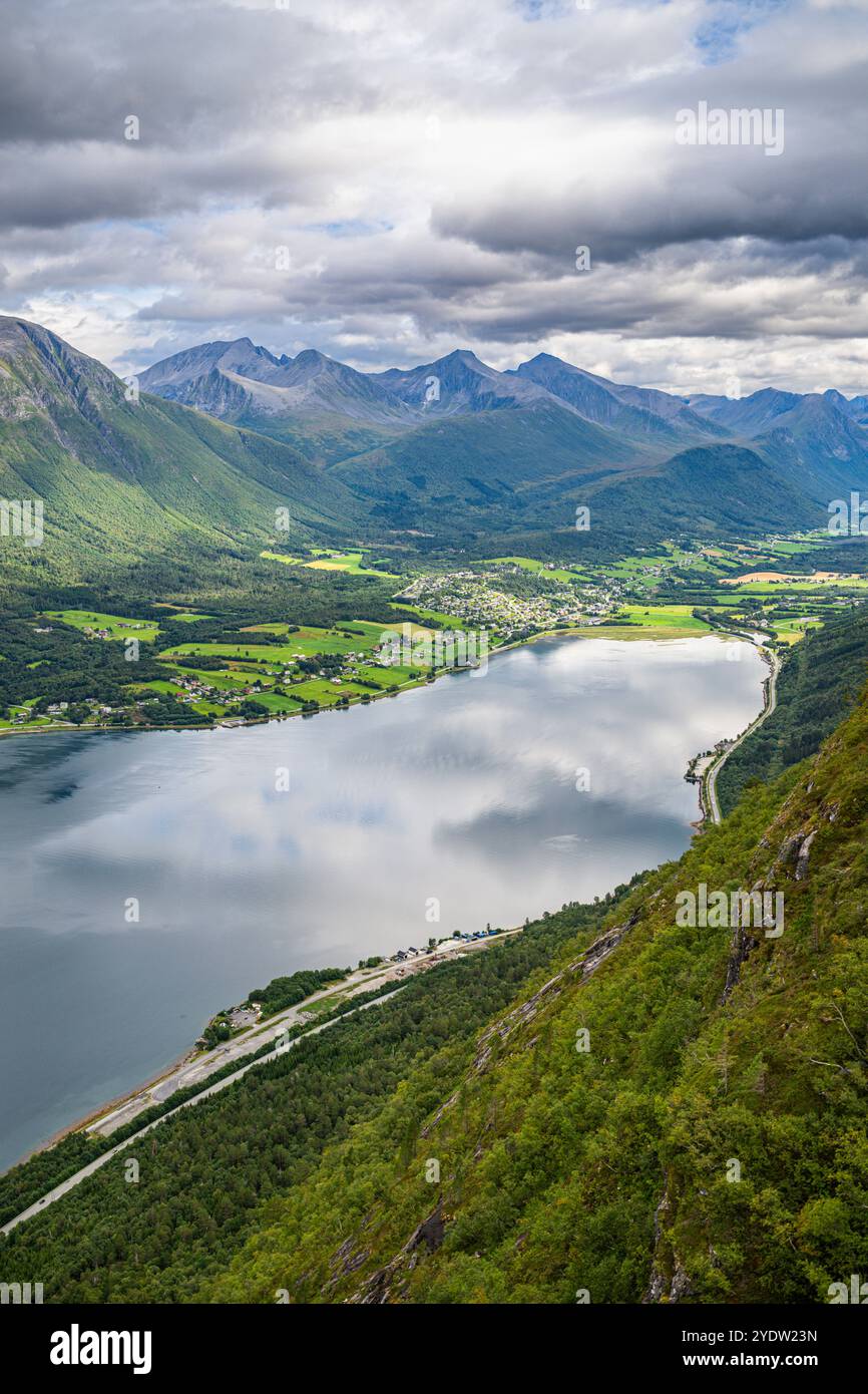 Vue sur Romsdalsfjord, Andalsnes, more og Romsdal, Norvège, Scandinavie, Europe Banque D'Images