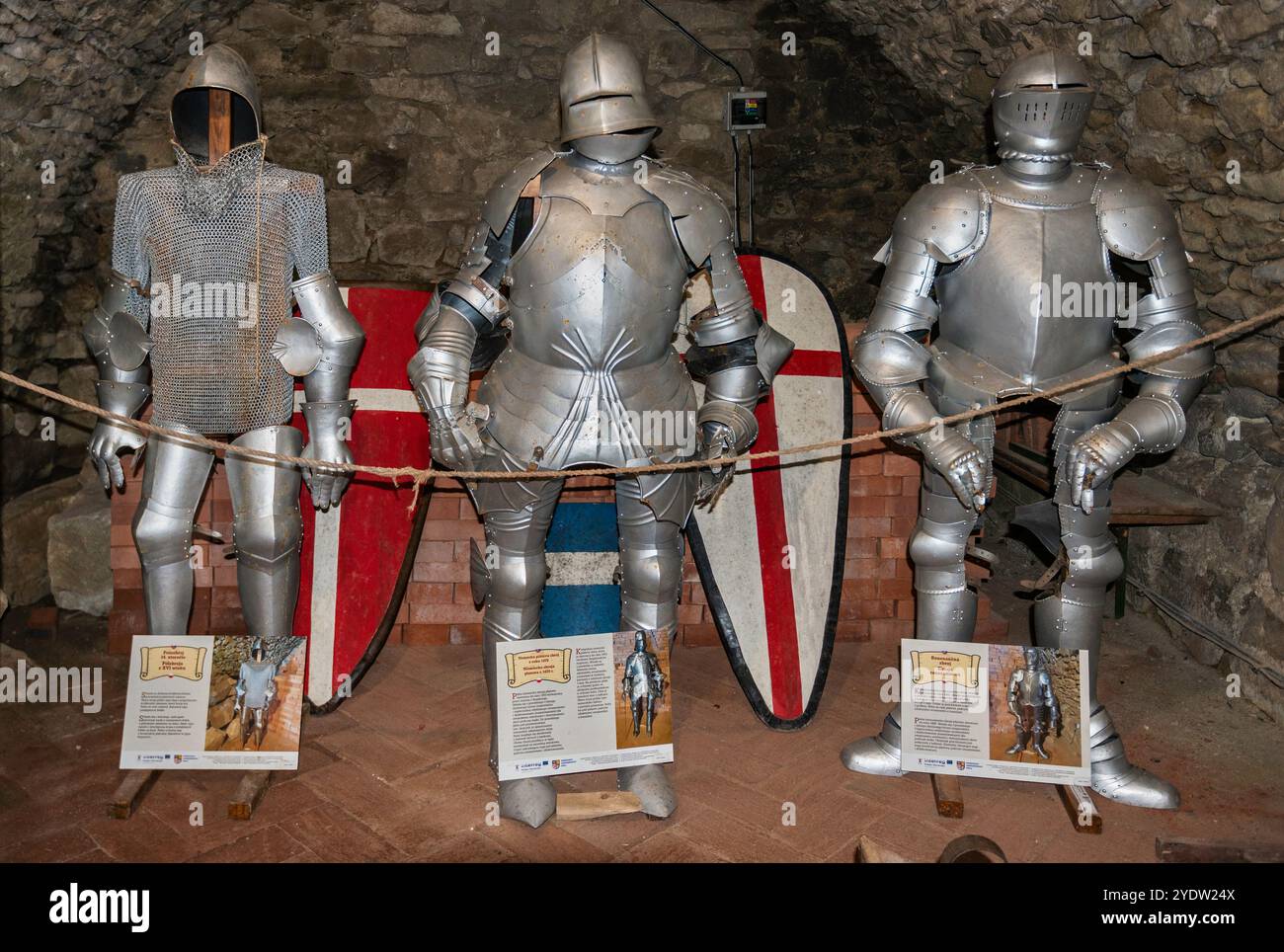 Armure en tôle, du 15ème au 16ème siècle, exposée au château de Kapušany, chaîne de montagnes de Čergov, Carpates occidentales, région de Prešov, Slovaquie Banque D'Images