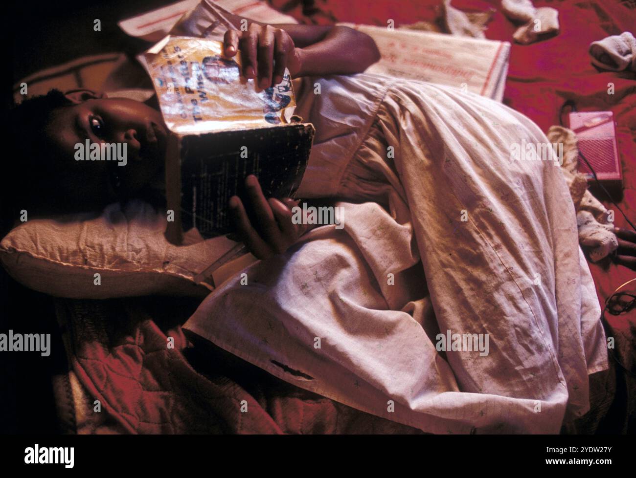 Girl Reading Book Banque D'Images