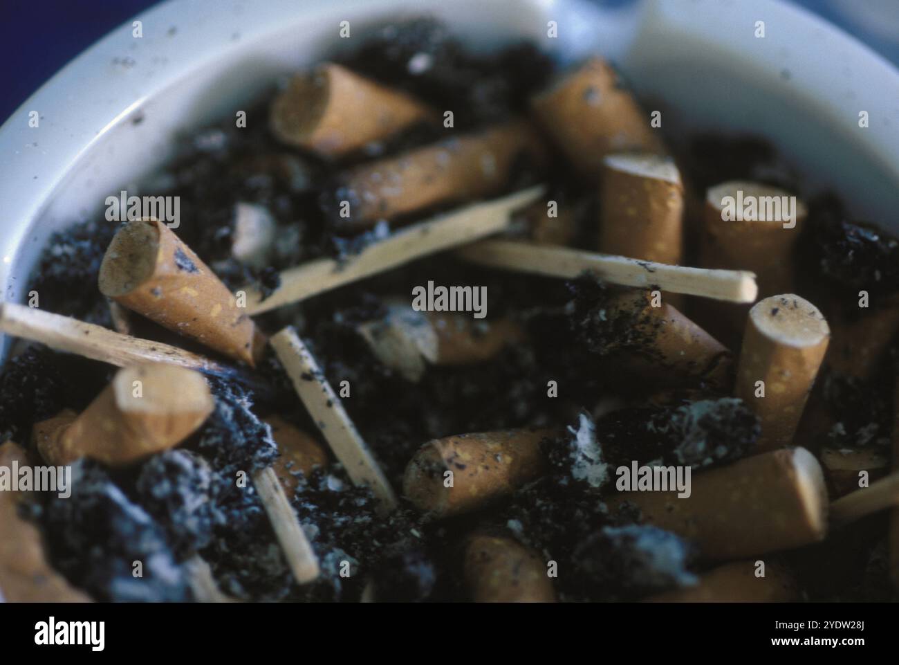 La cendre de cigarette dans un cendrier et allume close up Photo La cendre de cigarette dans un cendrier et allume close up Photo