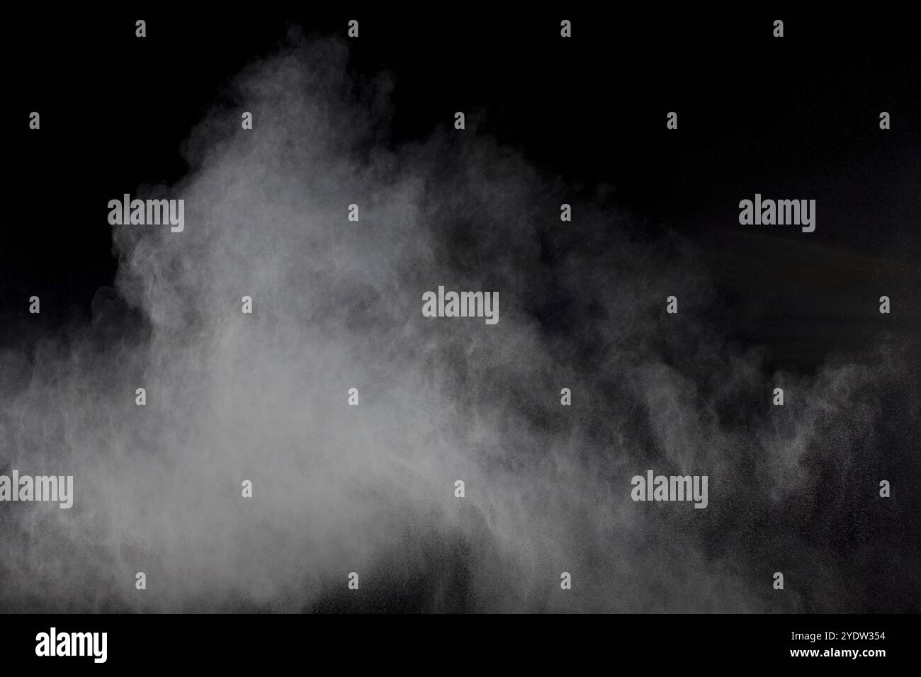 Explosion de poudre blanche abstraite sur fond noir. Expiration abstraite de poussière blanche Banque D'Images
