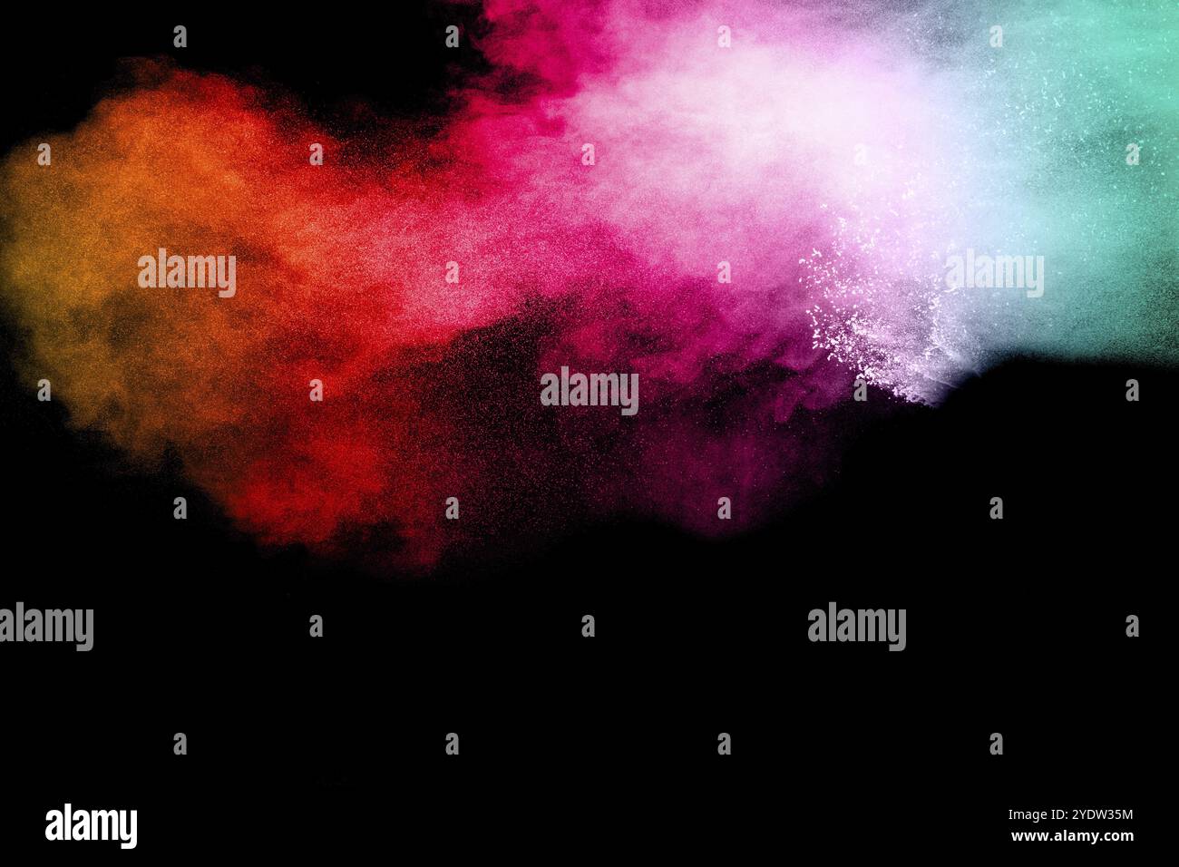 Explosion de poudre colorée abstraite sur fond noir. Geler le mouvement des éclaboussures de poussière. Holi peint en festival Banque D'Images