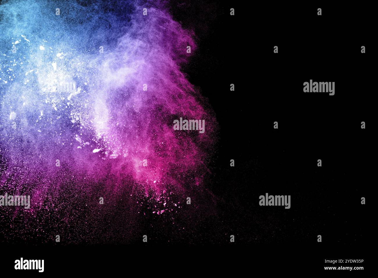 Explosion de poudre multicolore abstraite sur fond noir. Figez le mouvement des éclaboussures de particules de poussière colorées. Holi peint Banque D'Images