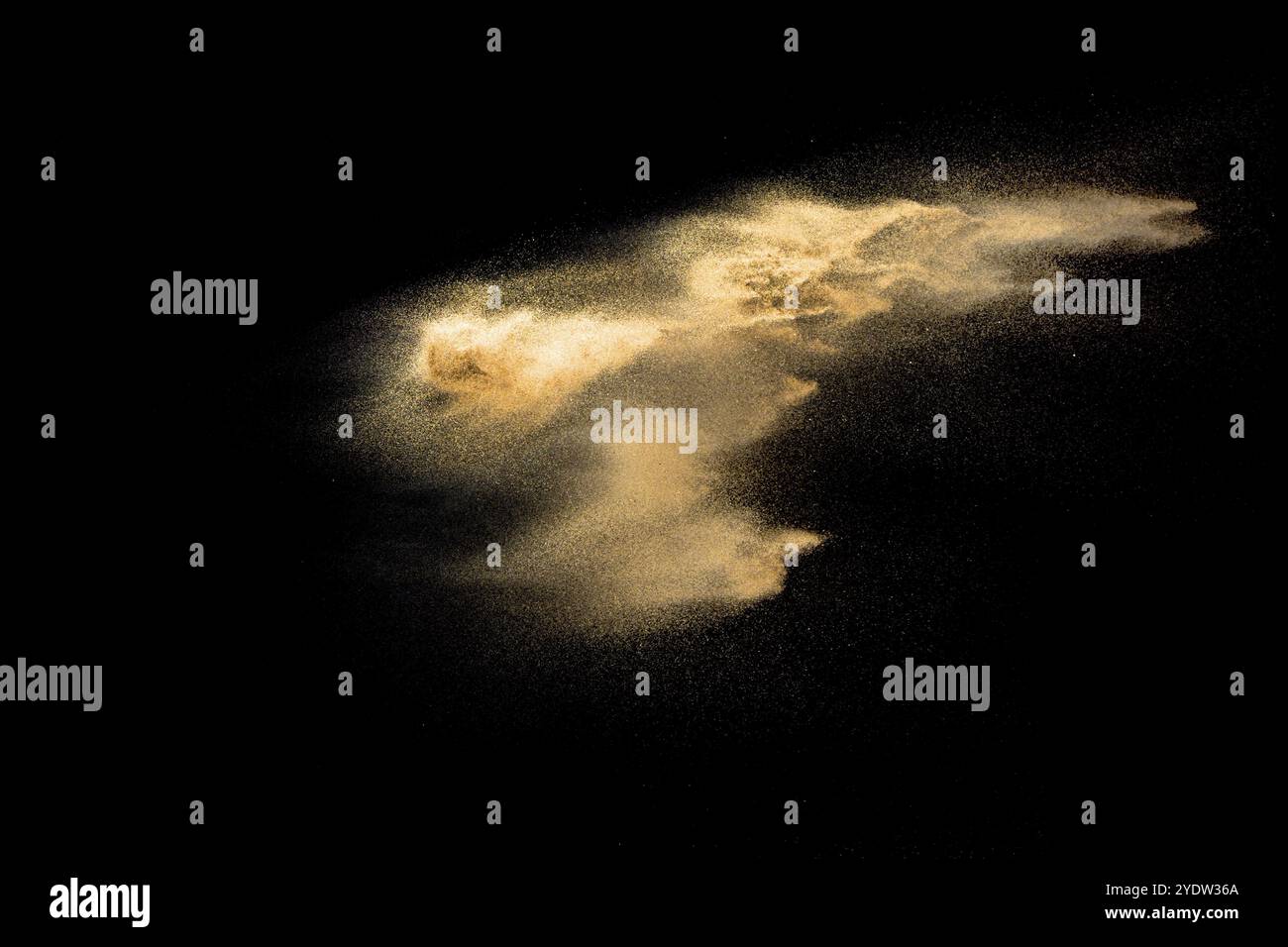 Explosion de sable doré isolé sur fond noir. Nuage de sable résumé. De couleur sable doré splash sur un fond sombre. Sable jaune voler dans l'ONDE T Banque D'Images
