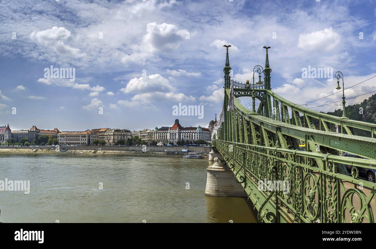 Le pont de la liberté ou pont de la liberté à Budapest, Hongrie, relie Buda et Pest à travers le Danube, en Europe Banque D'Images