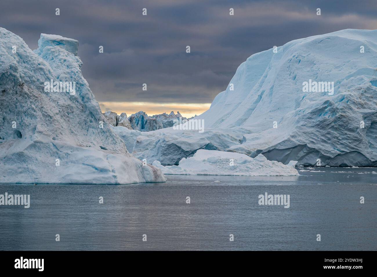 Icebergs flottants, Ilulissat Icefjord, site du patrimoine mondial de l'UNESCO, Groenland occidental, Danemark, régions polaires Banque D'Images