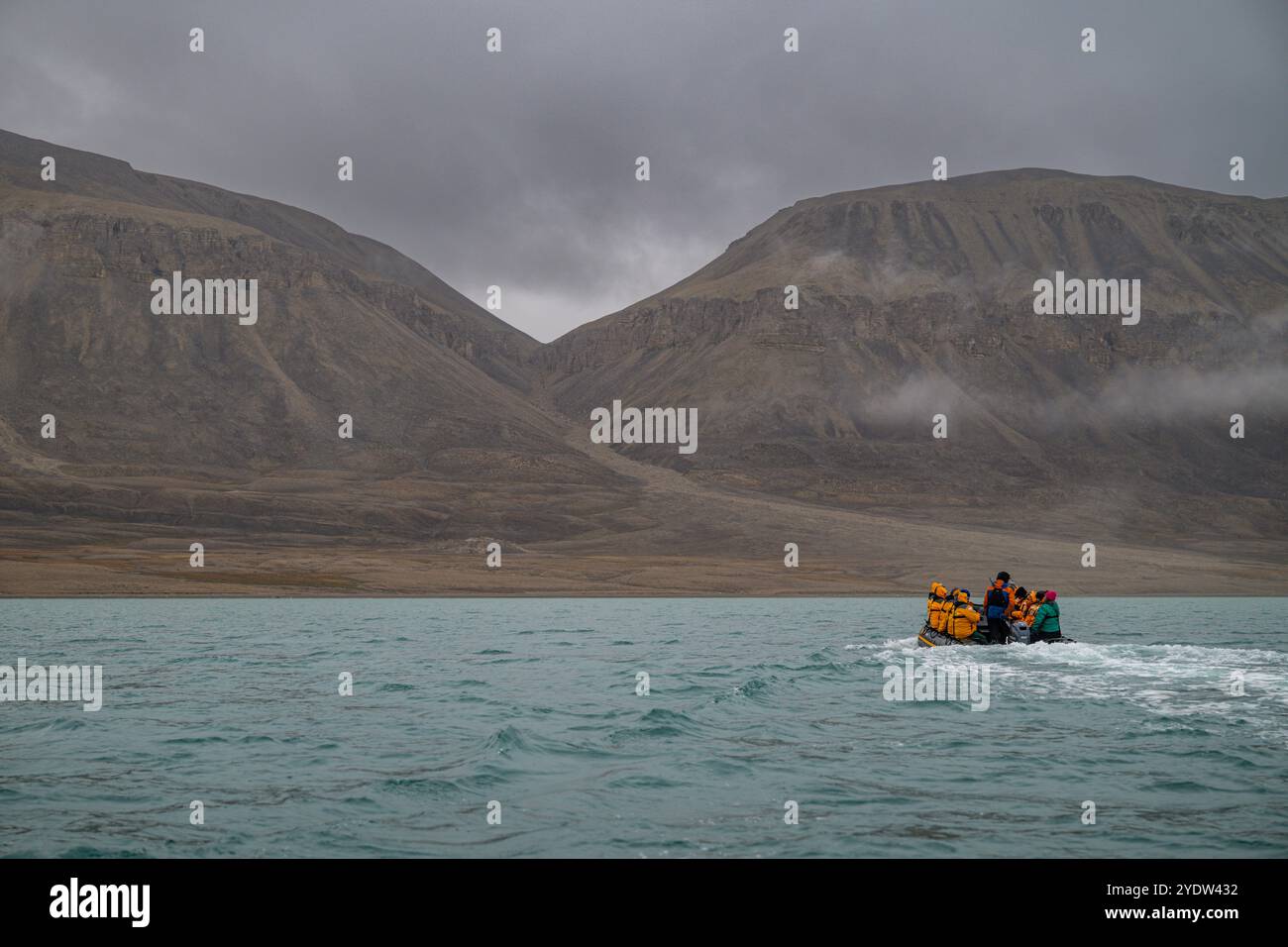 Zodiaque dans le désert arctique dans le port de Dunes, île Devon, Nunavut, Arctique canadien, Canada, Amérique du Nord Banque D'Images