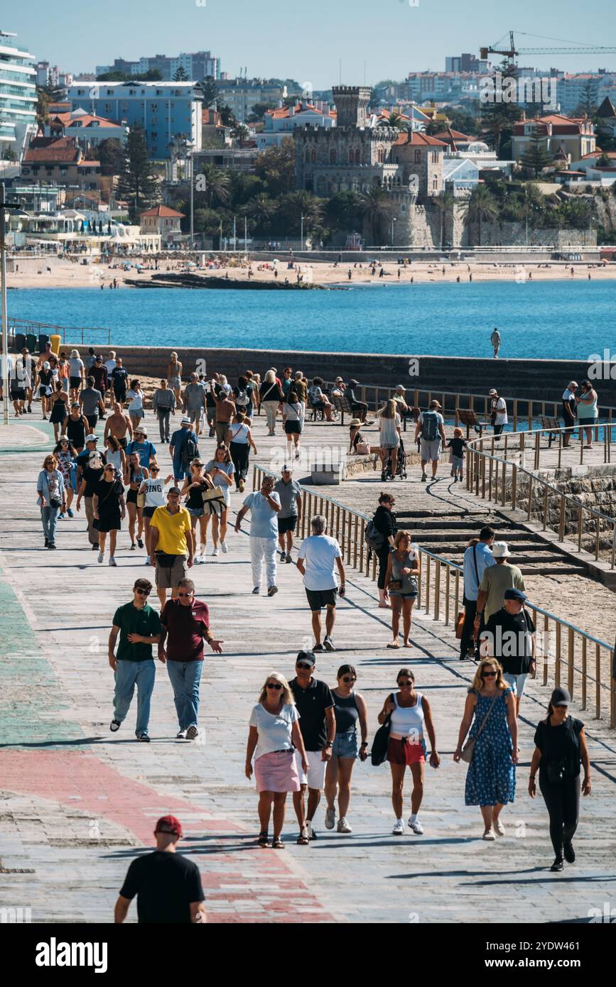 Les gens se promènent sur la promenade reliant Cascais et Estoril par une chaude journée d'automne, Portugal, Europe Banque D'Images