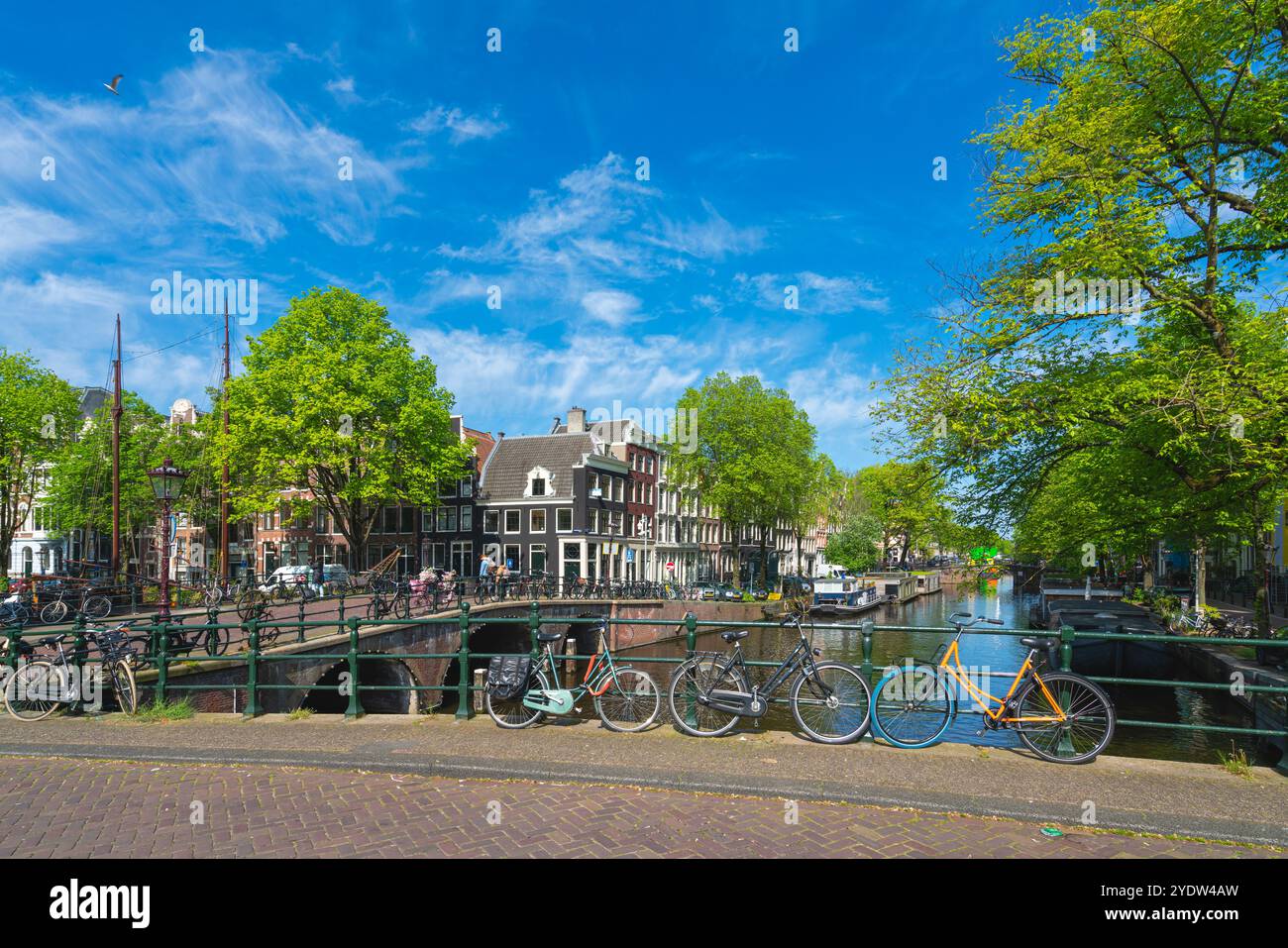 Vélos sur le pont sur le canal Brouwersgracht, Amsterdam, pays-Bas, Europe Banque D'Images