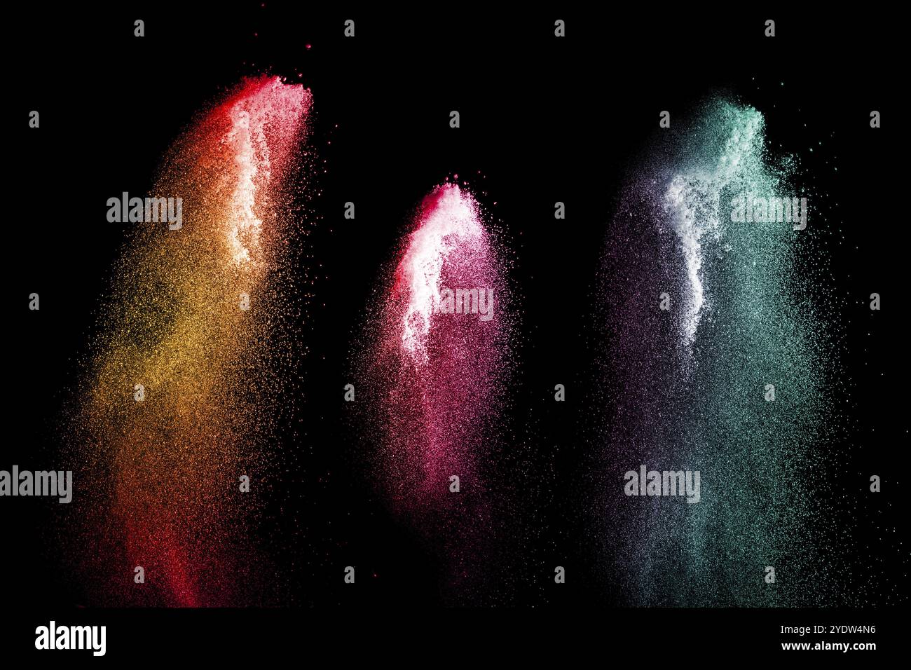 Explosion de poudre colorée abstraite sur fond noir. Geler le mouvement des éclaboussures de poussière. Holi peint en festival Banque D'Images