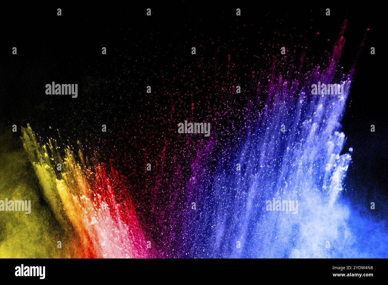 Explosion de poudre multicolore abstraite sur fond noir. Figez le mouvement des éclaboussures de particules de poussière colorées. Holi peint Banque D'Images