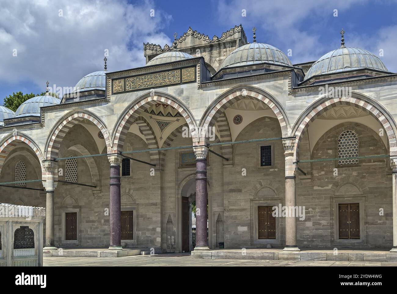 Arcade dans la cour de la mosquée Suleymaniye à Istanbul, Turquie, Asie Banque D'Images