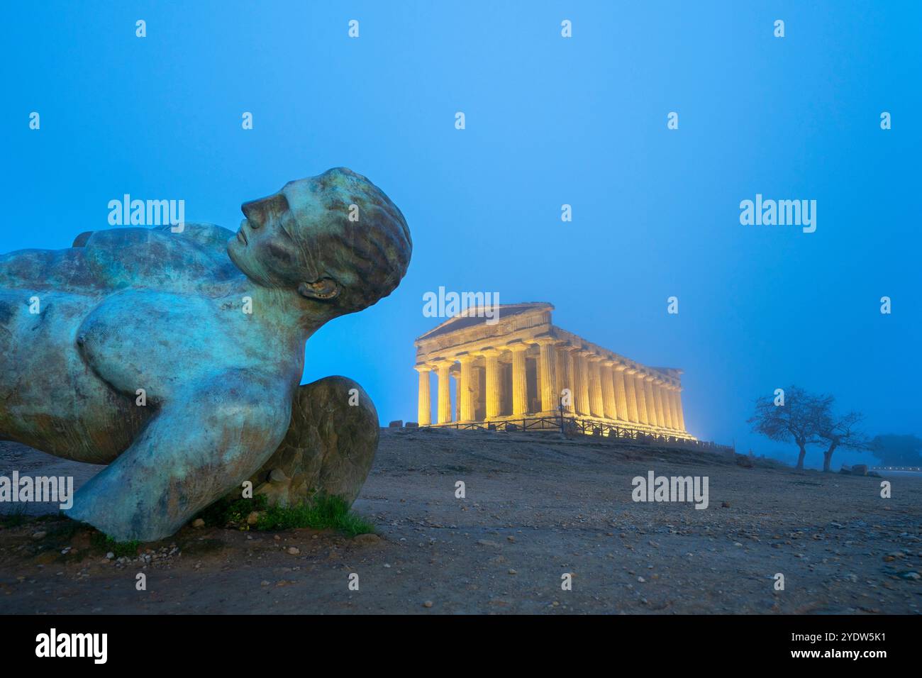 Igor Mitoraj, Statue d'Icare déchu, Temple de Concordia, Vallée des temples, site du patrimoine mondial de l'UNESCO, Agrigente, Sicile, Italie, Méditerranée Banque D'Images