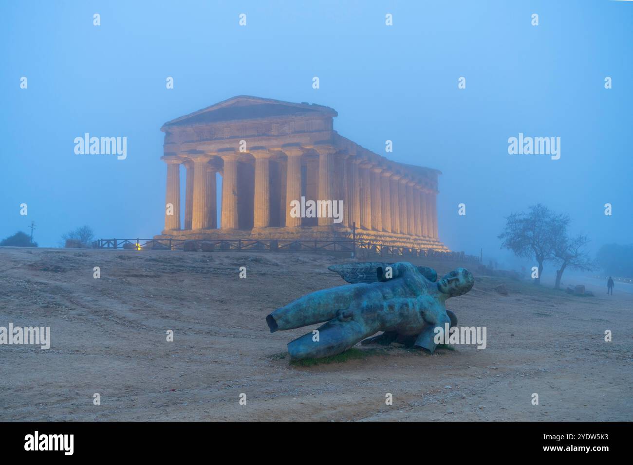 Igor Mitoraj, Statue d'Icare déchu, Temple de Concordia, Vallée des temples, site du patrimoine mondial de l'UNESCO, Agrigente, Sicile, Italie, Méditerranée Banque D'Images