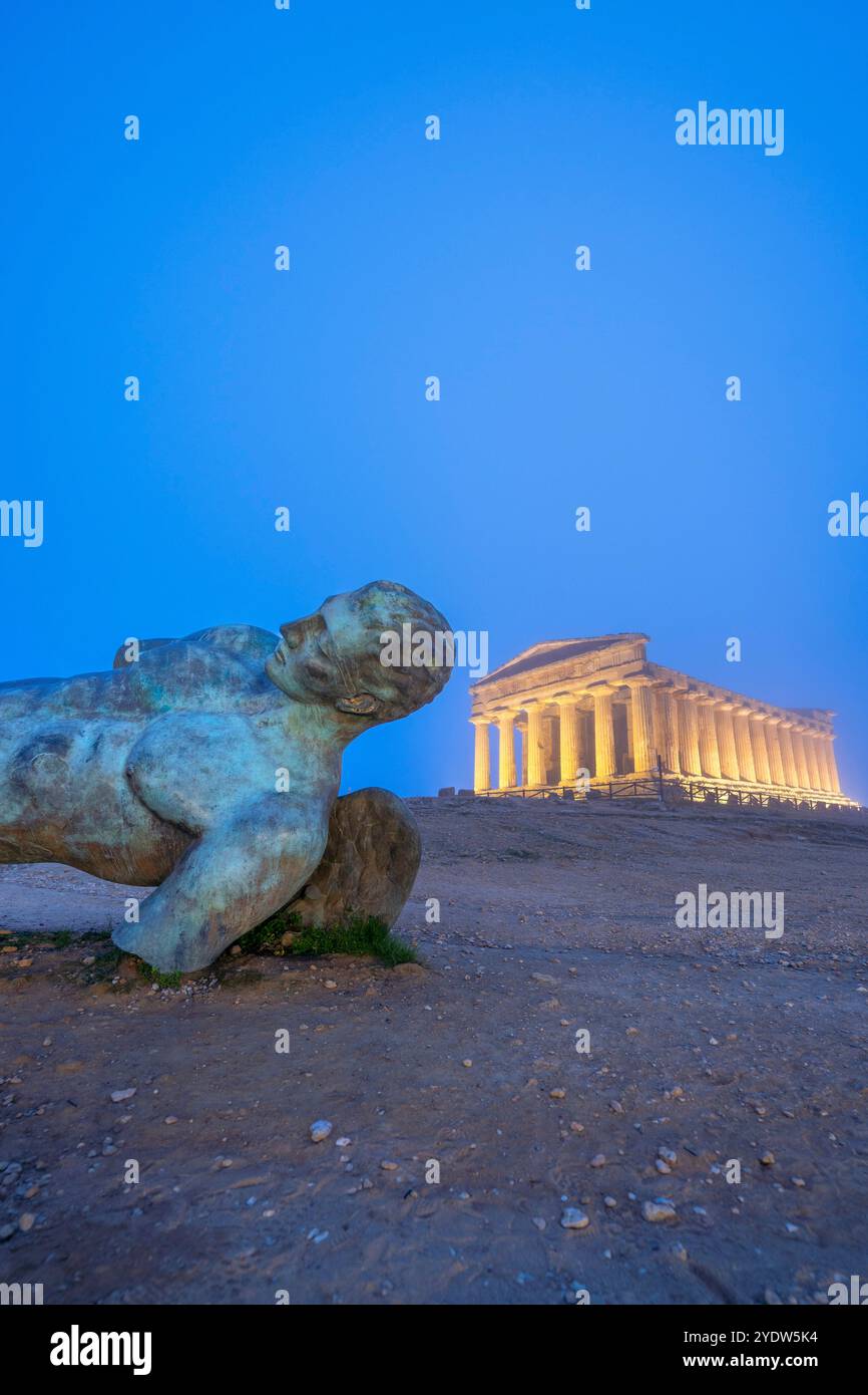 Igor Mitoraj, Statue d'Icare déchu, Temple de Concordia, Vallée des temples, site du patrimoine mondial de l'UNESCO, Agrigente, Sicile, Italie, Méditerranée Banque D'Images