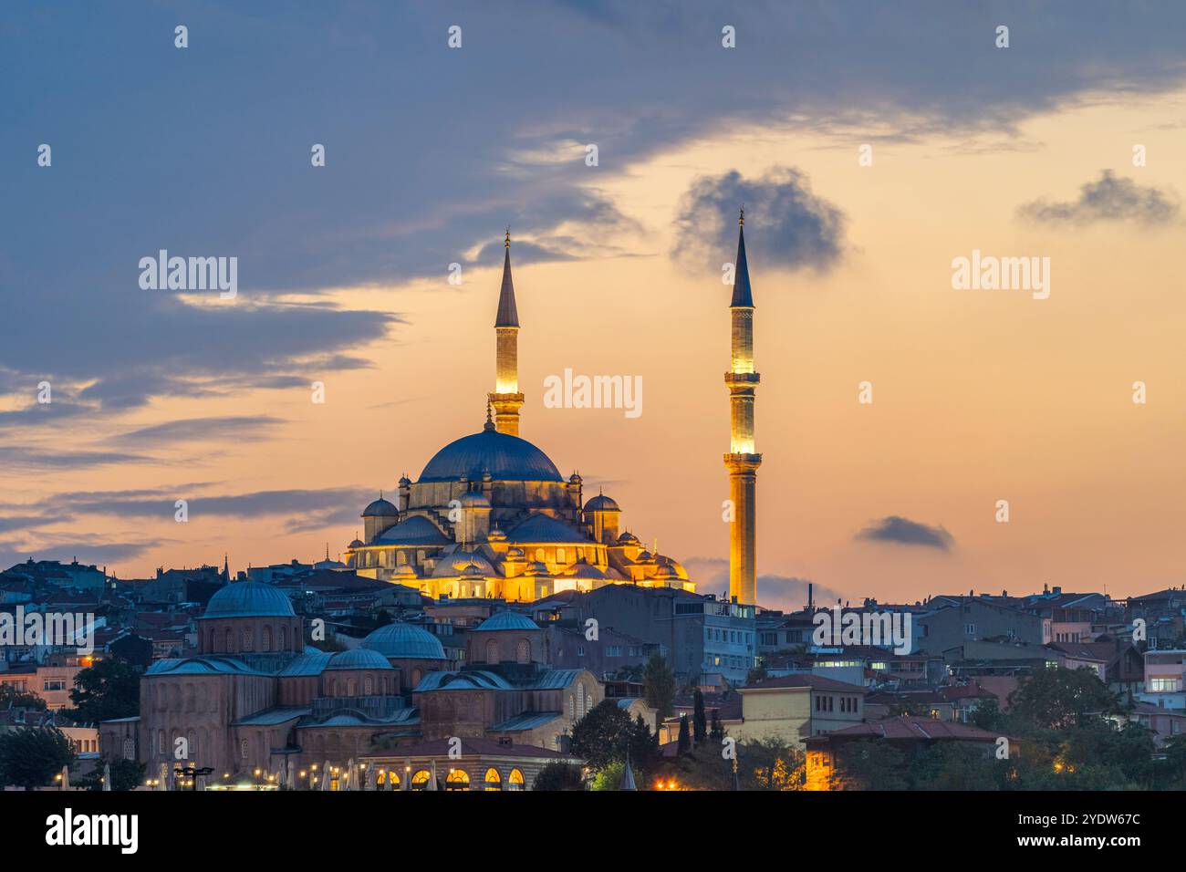 Mosquée de Fatih et mosquée de Zeyrek contre le ciel au crépuscule, site du patrimoine mondial de l'UNESCO, district de Fatih, province d'Istanbul, Turquie, Europe Banque D'Images