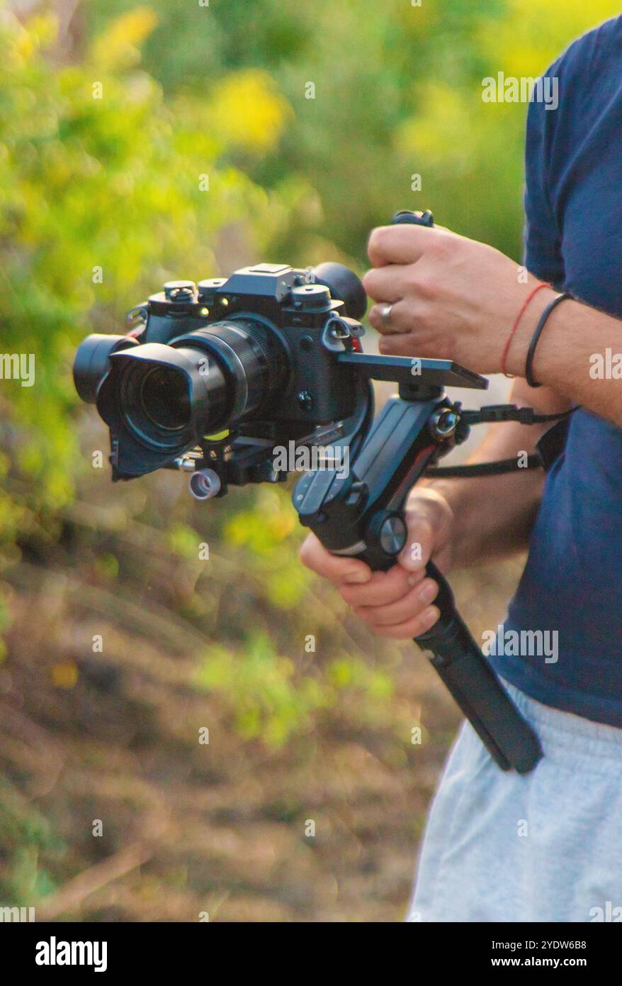 L'opérateur filme une vidéo sur une caméra. Mise au point sélective. Nature. Banque D'Images