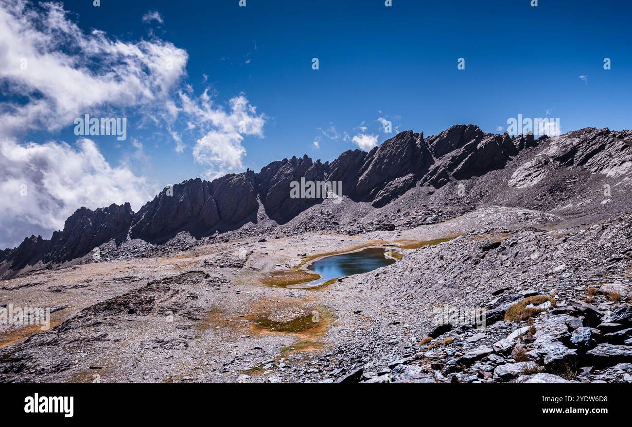 Spectaculaire chaîne de montagnes accidentée avec un lac, Laguna del Rio Secco et Pico del Pulpito, Sierra Nevada, Andalousie, Espagne, Europe Banque D'Images