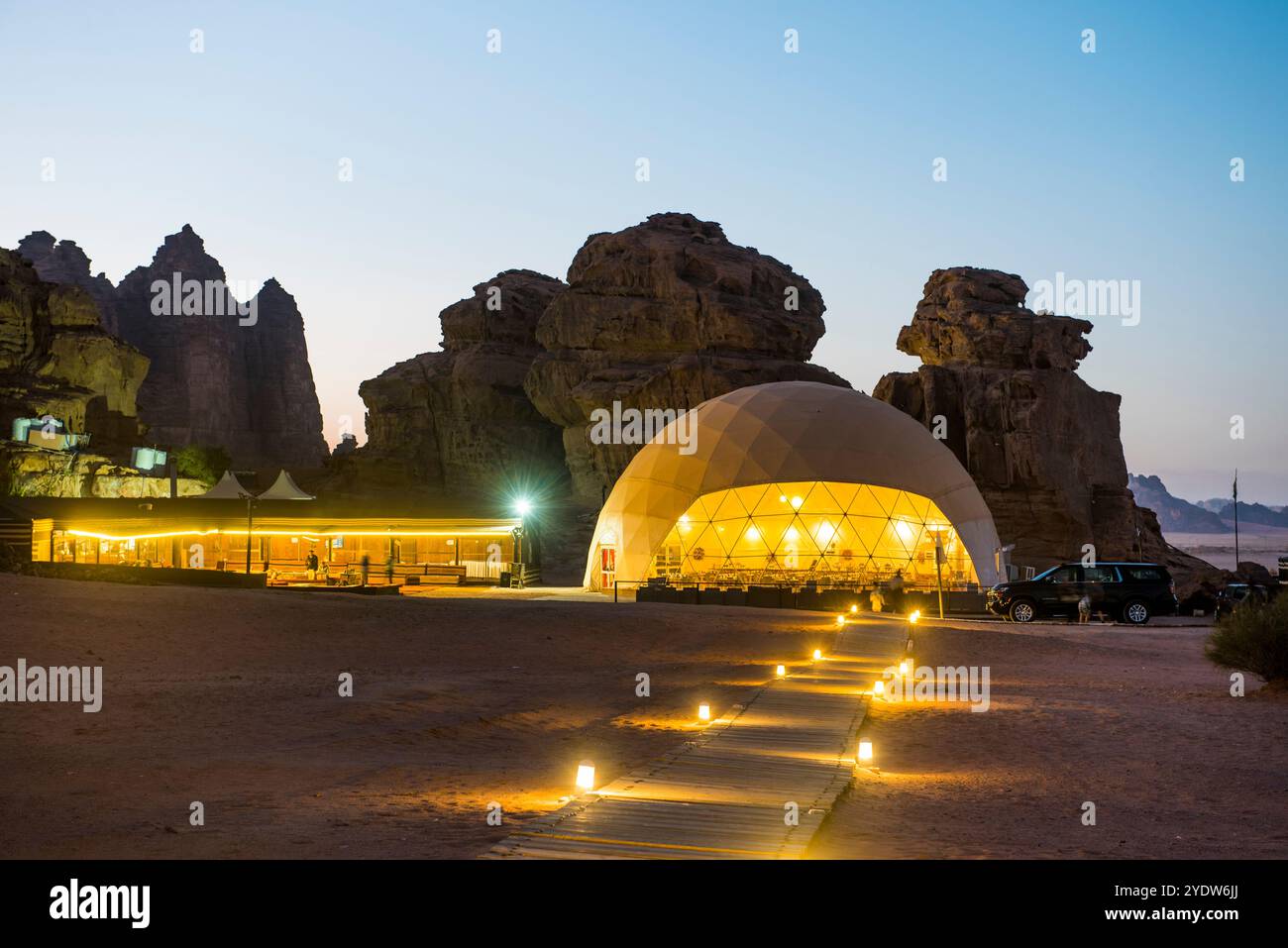 SunCity Camp dans le désert de Wadi Rum, site du patrimoine mondial de l'UNESCO, Jordanie, moyen-Orient Banque D'Images