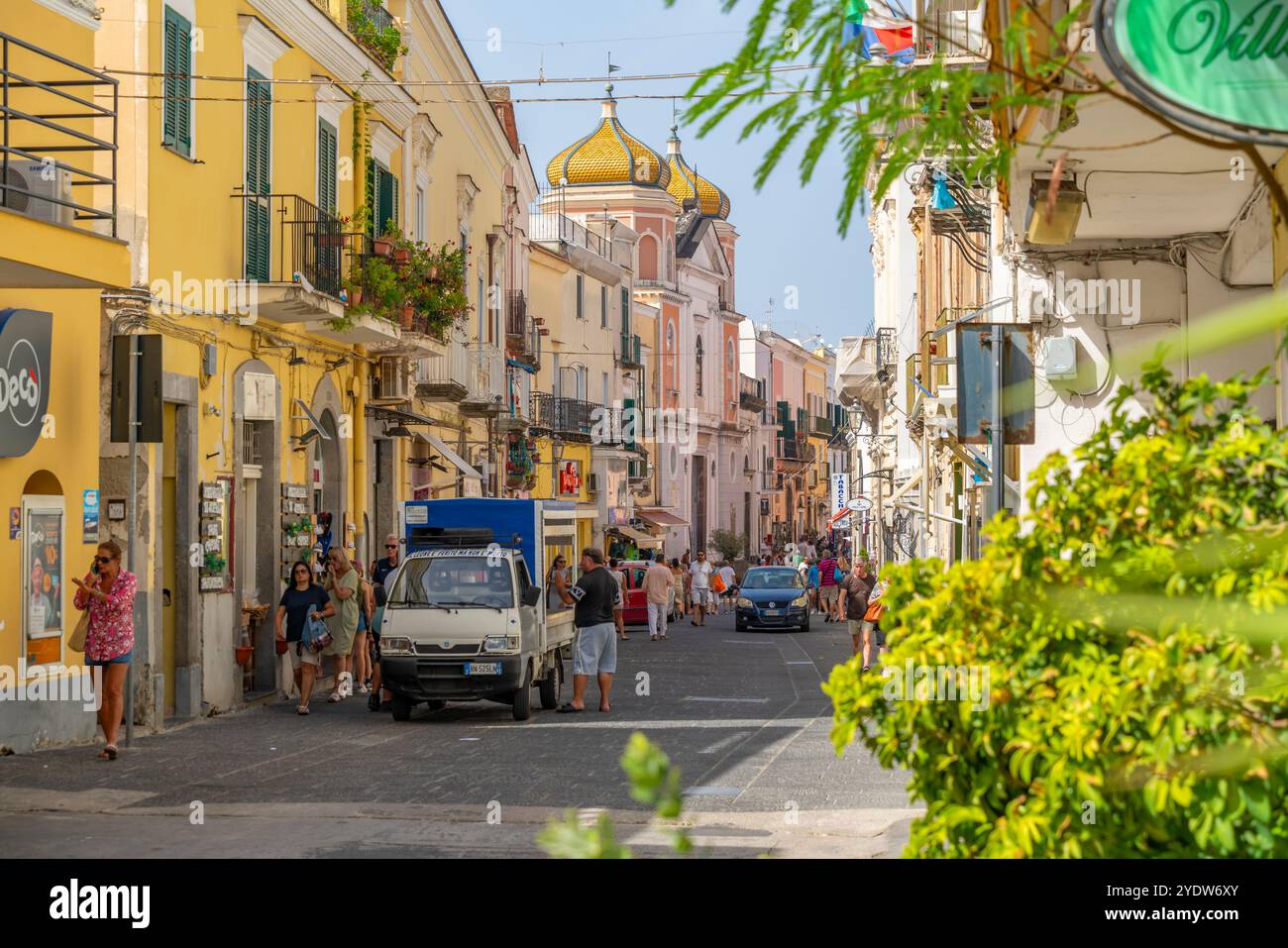 Vue de magasin, café et Basilique S. Maria Di Loreto, Forio, Île d'Ischia, Campanie, Italie, Europe Banque D'Images