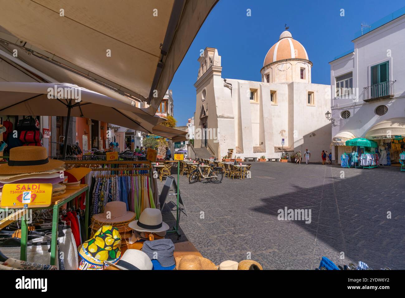 Vue de l'église Chiesa di San Gaetano sur la Piazza Medaglia d'Oro, Forio, île d'Ischia, Campanie, Italie, Europe Banque D'Images