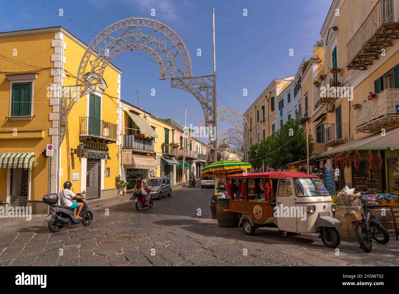 Vue des commerces et des bâtiments près du château aragonais, Port d'Ischia, Île d'Ischia, Campanie, Italie, Europe Banque D'Images