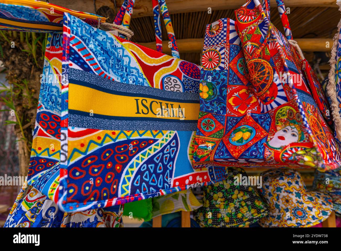 Vue de sacs colorés dans la boutique près du château aragonais, Port d'Ischia, Île d'Ischia, Campanie, Italie, Europe Banque D'Images