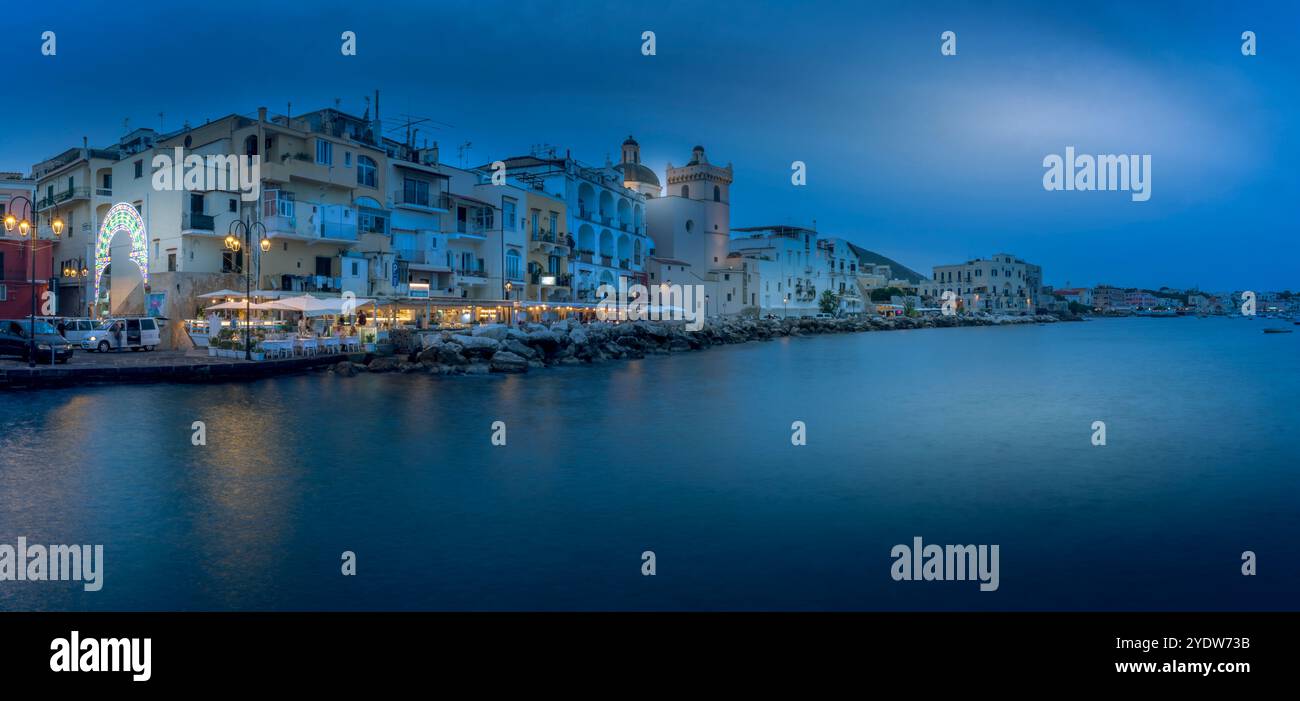 Vue du Duomo di Santa Maria Assunta et de la côte au crépuscule, Port d'Ischia, Île d'Ischia, Campanie, Italie, Europe Banque D'Images