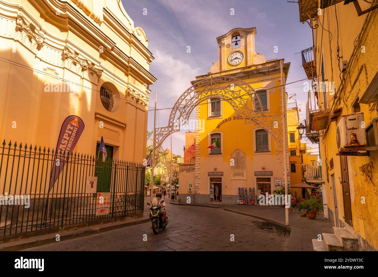 Vue de l'Associazione Amici del Museum del Mare sur la via Luigi Mazzella, Port d'Ischia, Île d'Ischia, Campanie, Italie, Europe Banque D'Images