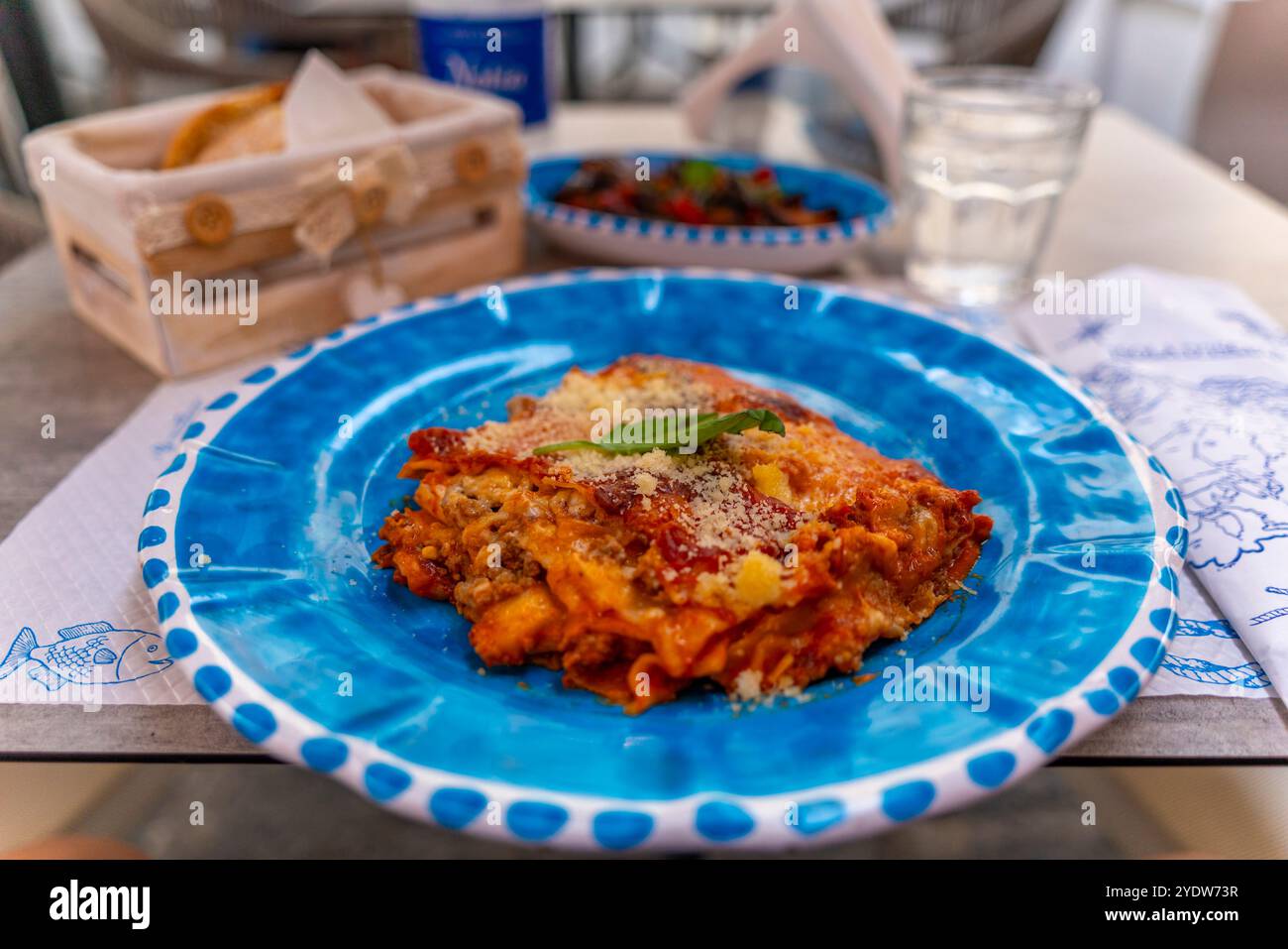 Vue de lasagnes italiennes sur table de restaurant, île d'Ischia, Campanie, Italie, Europe Banque D'Images