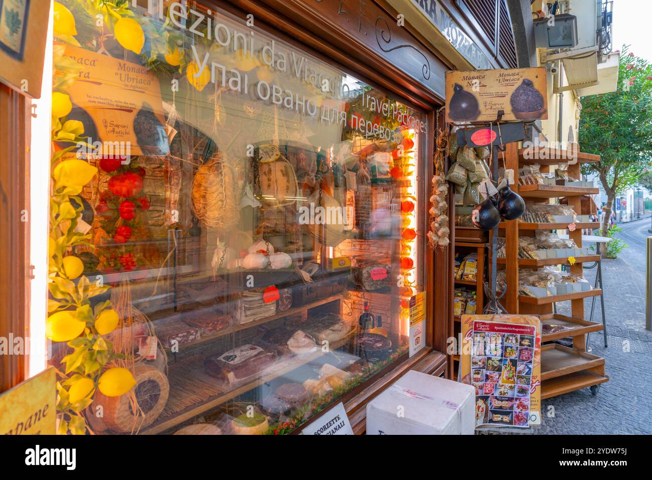 Vue de magasin à Porto d'Ischia (Port d'Ischia), Île d'Ischia, Campanie, Italie, Europe Banque D'Images