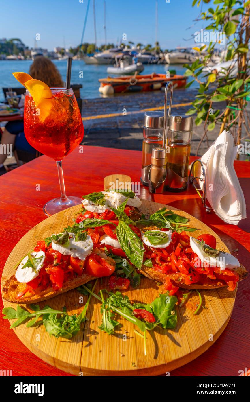 Vue de Bruschetta italienne au restaurant à Porto d'Ischia (Port d'Ischia), île d'Ischia, Campanie, Italie, Europe Banque D'Images