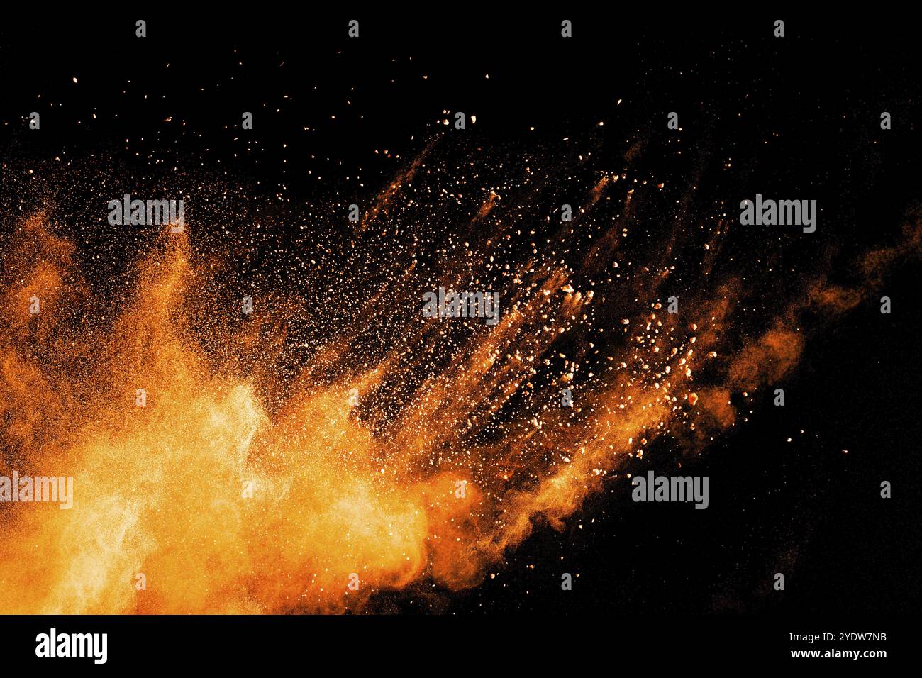 Explosion de poudre orange abstraite sur fond noir. Geler le mouvement des éclaboussures de particules de poussière orange Banque D'Images