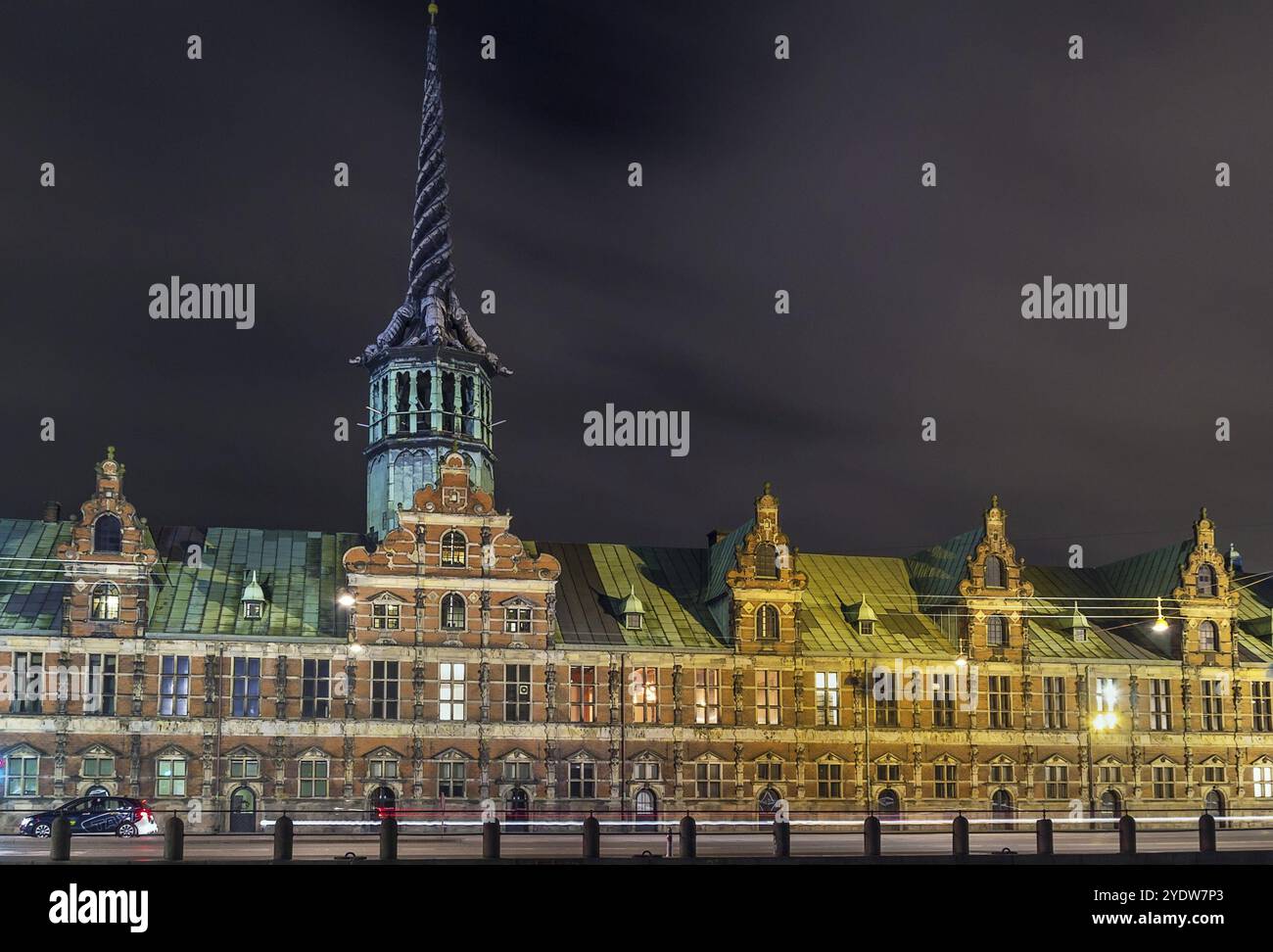 Soirée. Borsen est un bâtiment situé dans le centre de Copenhague, au Danemark. Elle a été construite par Christian IV en 1619 1640 et est la plus ancienne bourse du Danemark Banque D'Images