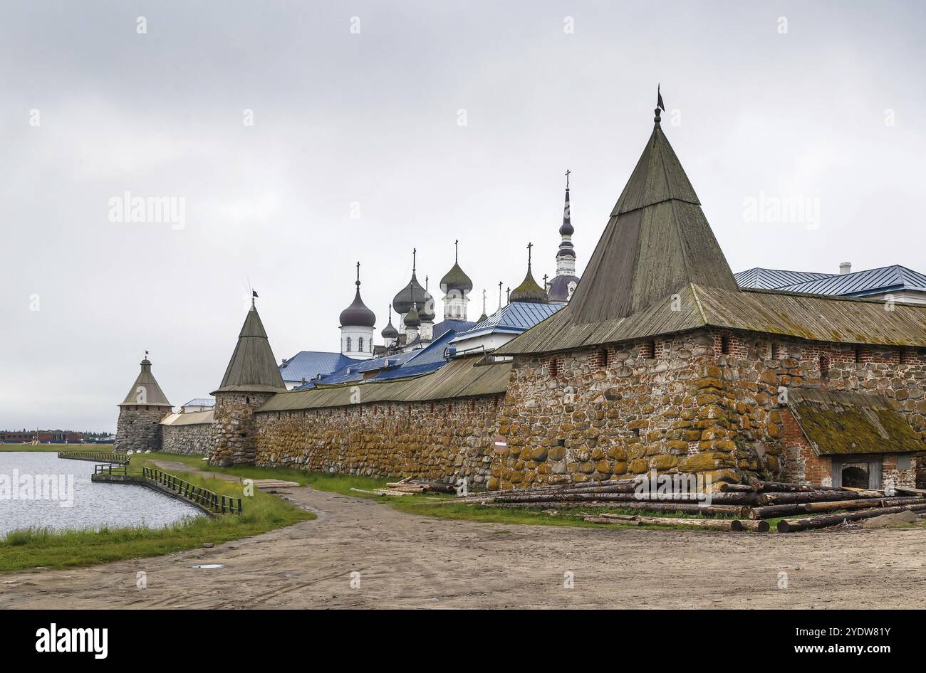 Le monastère de Solovetsky est un monastère fortifié situé sur les îles de Solovetsky, dans la mer Blanche, en Russie. Tours et mur Banque D'Images