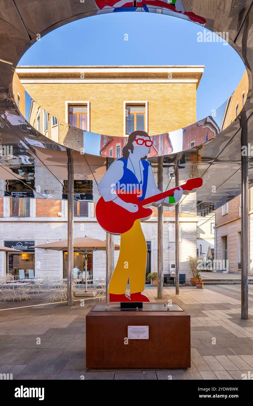 Marco Lodola, Pigro, sculpture lumineuse dédiée à Ivan Graziani, 2023, Largo San Matteo, Teramo, Abruzzes, Italie, Europe Banque D'Images