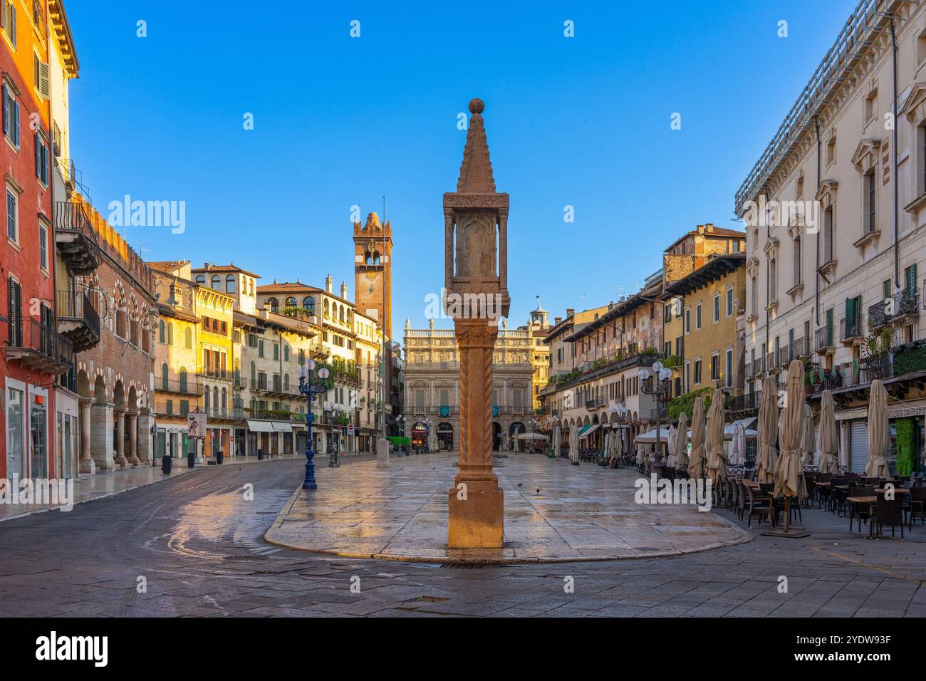 Piazza delle Erbe, Vérone, site du patrimoine mondial de l'UNESCO, Vénétie, Italie, Europe Banque D'Images