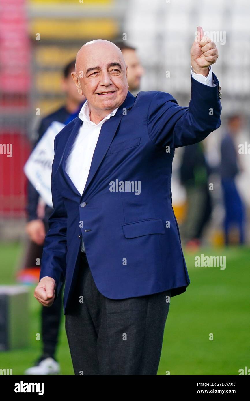 Adriano Galliani (AD AC Monza) avec le pouce levé lors du championnat italien Serie A match de football entre l'AC Monza et le Venezia FC le 27 octobre 2024 au U-Power Stadium de Monza, en Italie. Crédit : Luca Rossini/E-Mage/Alamy Live News Banque D'Images