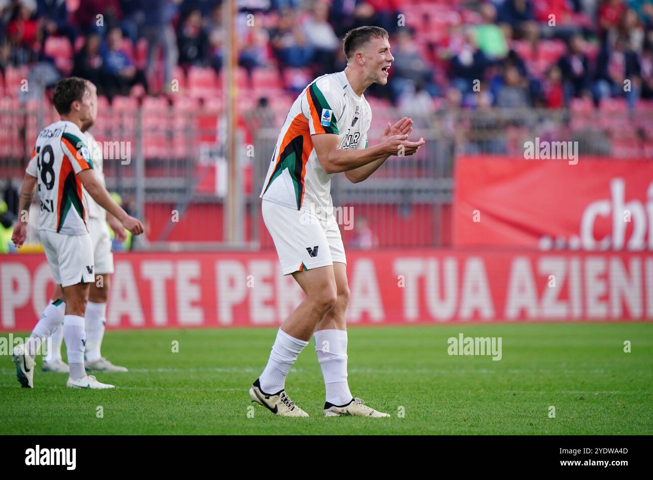 Michael Svoboda (Venezia FC) tape des mains lors du championnat italien Serie A match de football entre l'AC Monza et le Venezia FC le 27 octobre 2024 au U-Power Stadium de Monza, en Italie. Crédit : Luca Rossini/E-Mage/Alamy Live News Banque D'Images